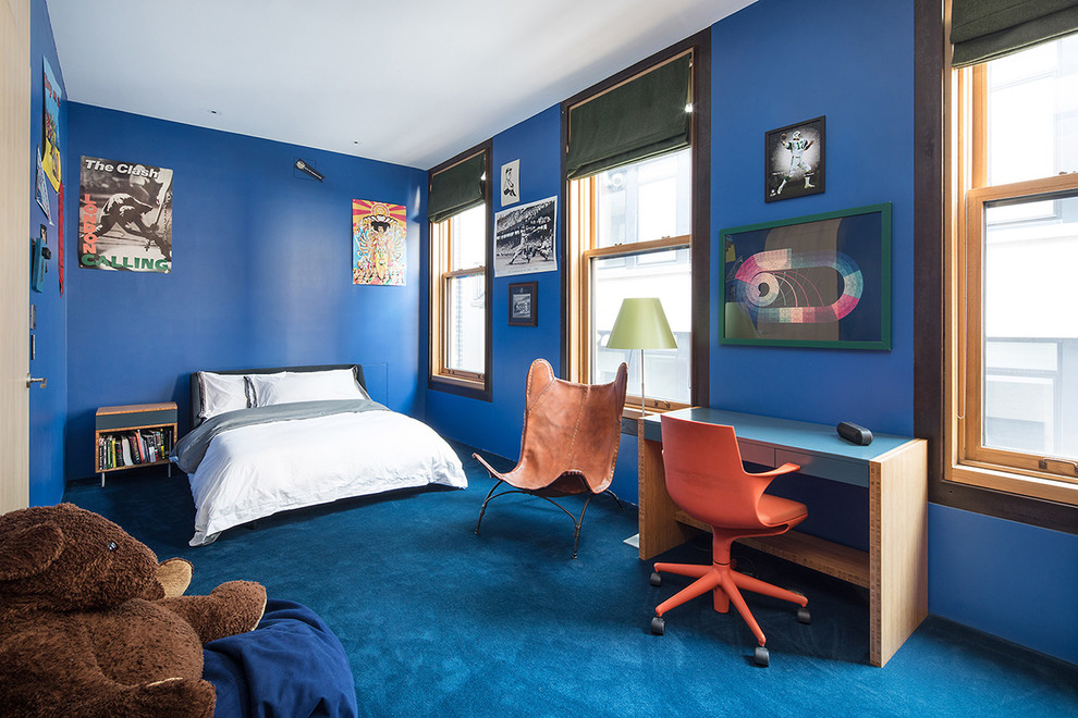 Ejemplo de dormitorio infantil actual con paredes azules, moqueta y suelo azul