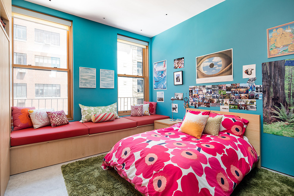 Bild på ett funkis barnrum kombinerat med sovrum, med blå väggar och betonggolv