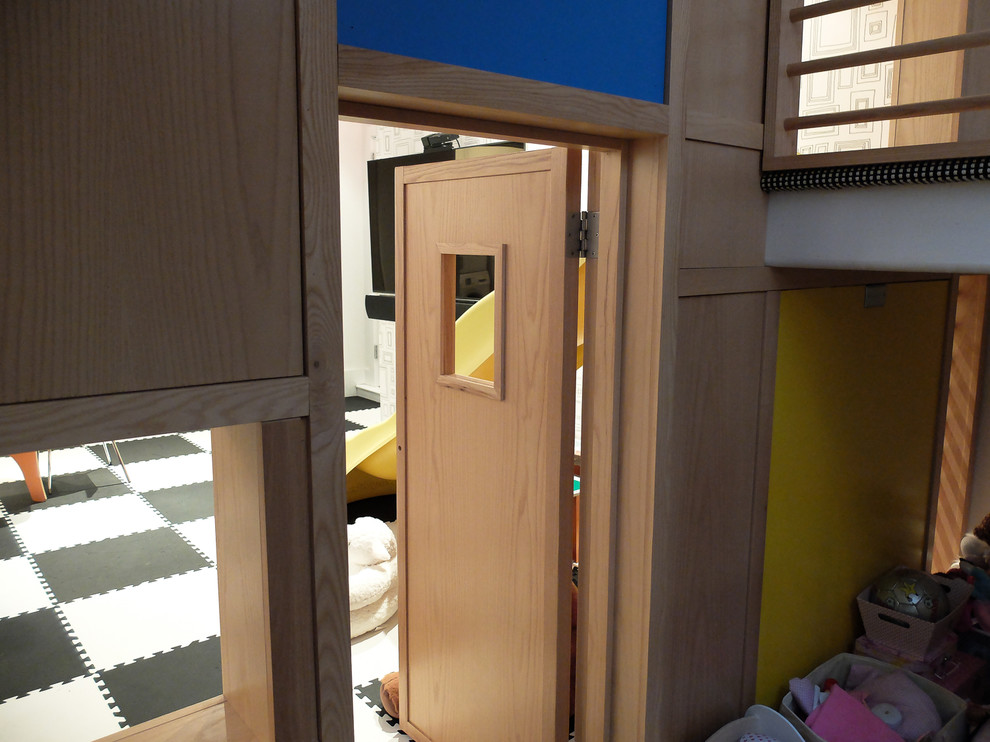 Mittelgroßes, Neutrales Modernes Kinderzimmer mit Spielecke, beiger Wandfarbe und buntem Boden in New York