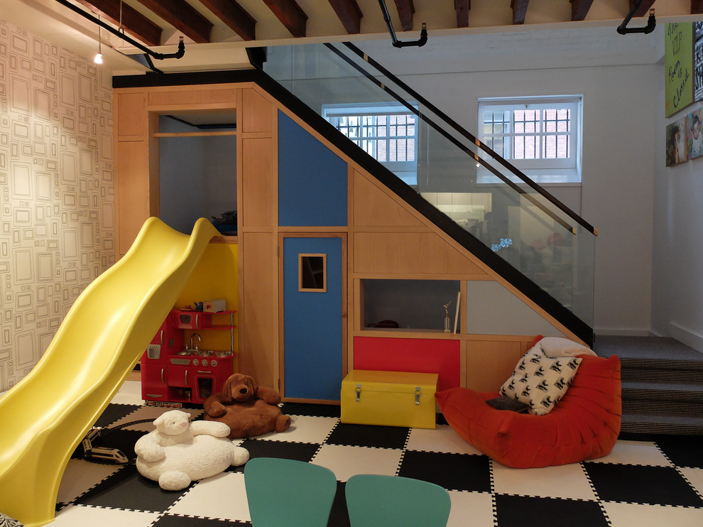Idéer för att renovera ett mellanstort funkis könsneutralt barnrum kombinerat med lekrum och för 4-10-åringar, med beige väggar och flerfärgat golv