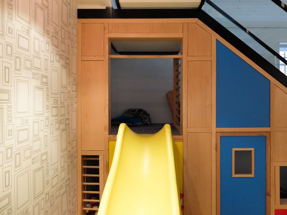 Esempio di una cameretta per bambini da 4 a 10 anni design di medie dimensioni con pareti beige e pavimento multicolore