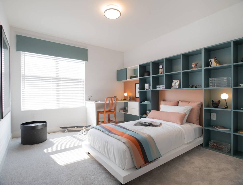 Mittelgroßes Skandinavisches Jungszimmer mit Schlafplatz, weißer Wandfarbe, Teppichboden und beigem Boden in Vancouver