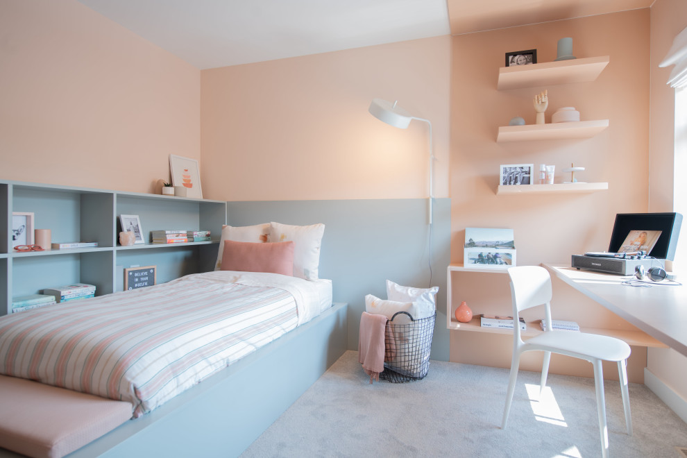 Esempio di una cameretta per bambini da 4 a 10 anni nordica di medie dimensioni con pareti rosa, moquette e pavimento beige