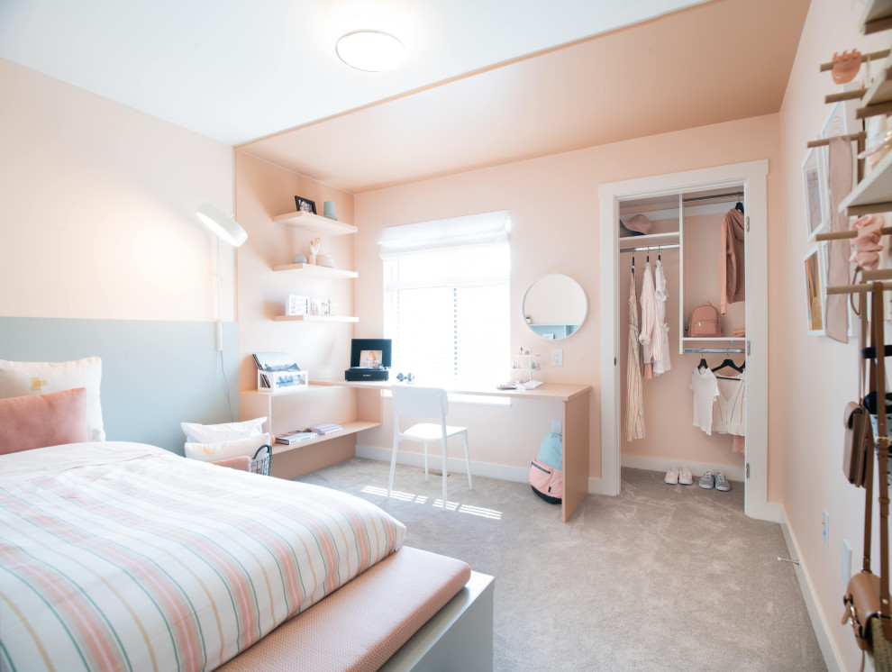 Стильный дизайн: детская среднего размера в скандинавском стиле с спальным местом, оранжевыми стенами, ковровым покрытием и бежевым полом для ребенка от 4 до 10 лет, девочки - последний тренд
