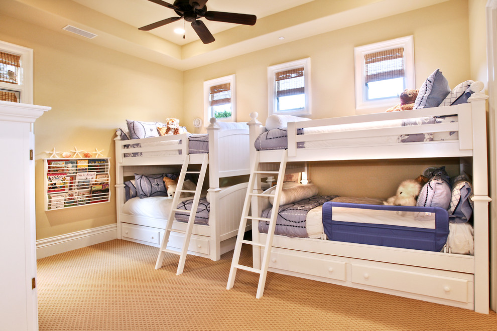 Bild på ett vintage könsneutralt barnrum kombinerat med sovrum och för 4-10-åringar, med beige väggar och heltäckningsmatta