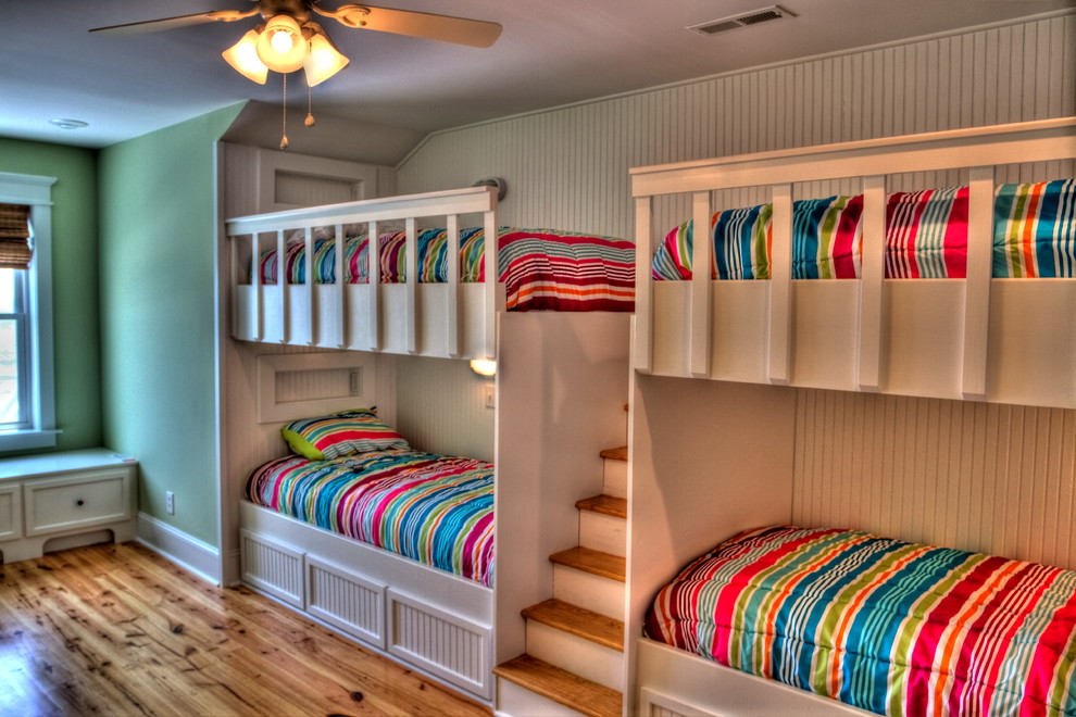 Exemple d'une chambre d'enfant exotique avec un lit superposé.