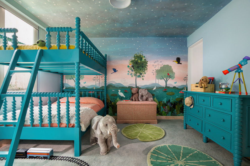 Foto på ett mellanstort tropiskt könsneutralt barnrum kombinerat med sovrum och för 4-10-åringar, med blå väggar, heltäckningsmatta och grått golv