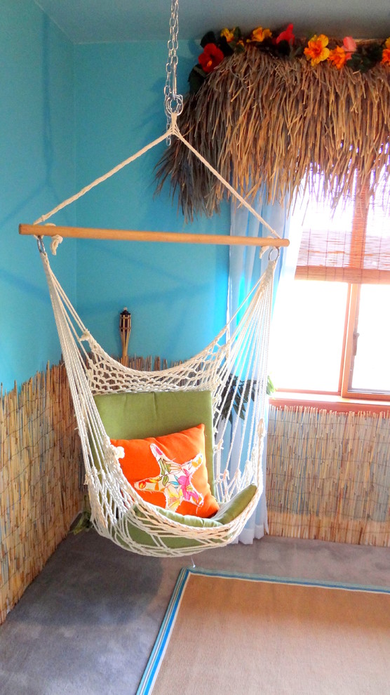 Foto de dormitorio infantil tropical con paredes azules y moqueta