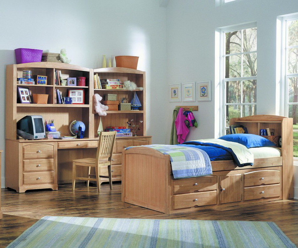 Foto på ett mellanstort amerikanskt könsneutralt barnrum kombinerat med sovrum och för 4-10-åringar
