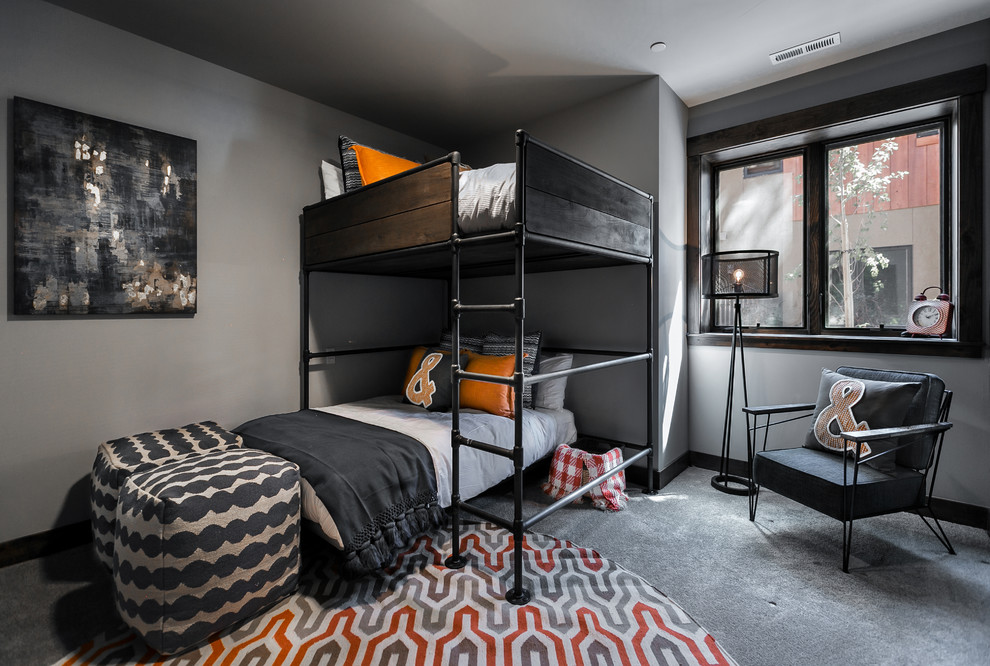 Industrial Jungszimmer mit Schlafplatz, grauer Wandfarbe und Teppichboden in Sacramento