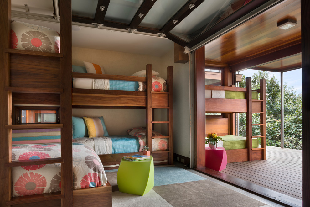 Mittelgroßes, Neutrales Maritimes Kinderzimmer mit Schlafplatz, beiger Wandfarbe und dunklem Holzboden in Boston