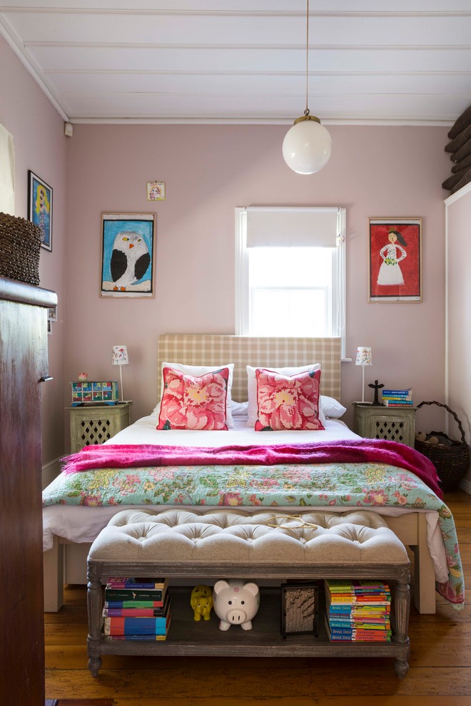 Idéer för ett klassiskt flickrum för 4-10-åringar, med rosa väggar, mellanmörkt trägolv och brunt golv