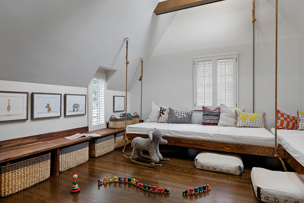Imagen de habitación infantil unisex clásica renovada con suelo de madera en tonos medios y paredes blancas