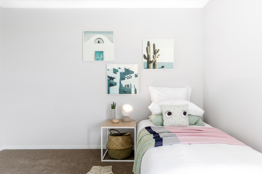 Modernes Jugendzimmer mit Schlafplatz, beiger Wandfarbe, Teppichboden und beigem Boden in Melbourne