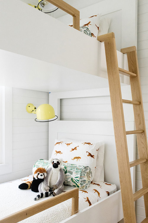 Foto på ett litet maritimt flickrum kombinerat med sovrum och för 4-10-åringar, med vita väggar, ljust trägolv och brunt golv