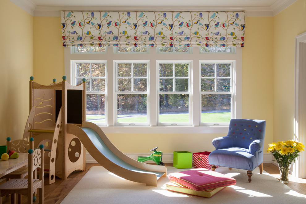 Idéer för mellanstora vintage könsneutrala barnrum kombinerat med lekrum och för 4-10-åringar, med gula väggar och ljust trägolv