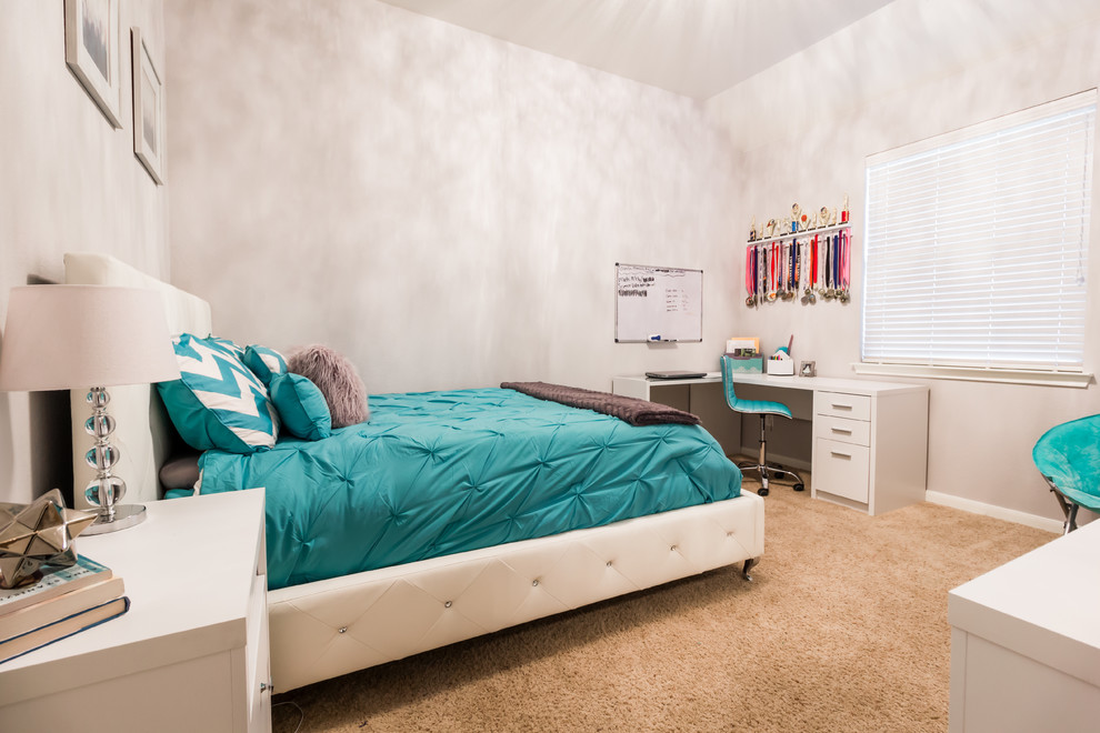 Пример оригинального дизайна: детская среднего размера в стиле модернизм с спальным местом, белыми стенами, ковровым покрытием и коричневым полом для подростка, девочки