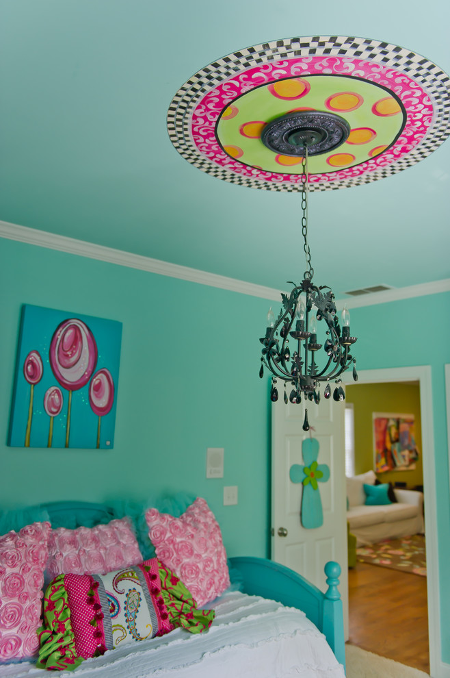 Bild på ett eklektiskt flickrum kombinerat med sovrum, med blå väggar och mellanmörkt trägolv