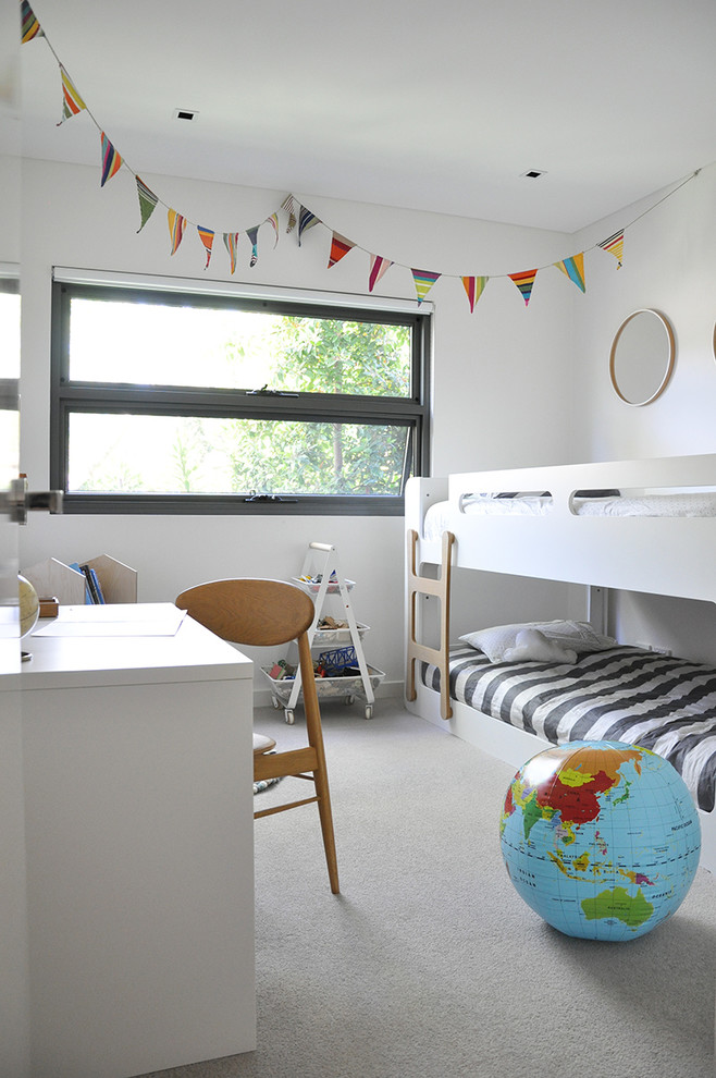Diseño de dormitorio infantil de 4 a 10 años minimalista pequeño con paredes blancas, moqueta y suelo gris