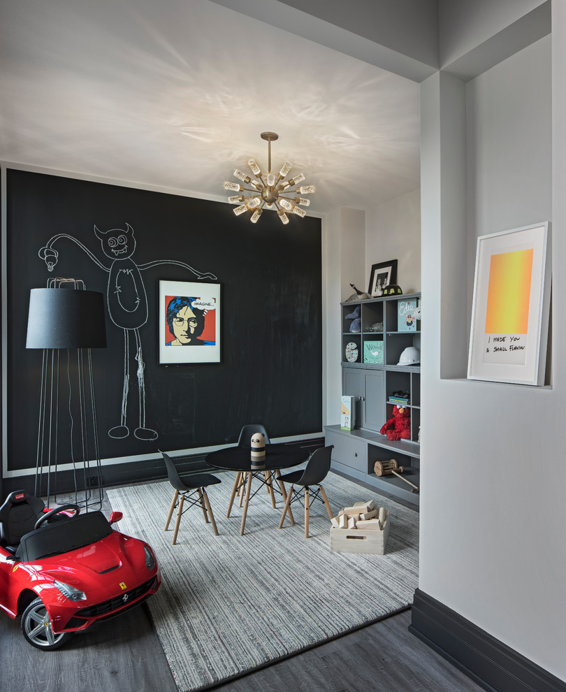 Inredning av ett klassiskt barnrum kombinerat med lekrum, med svarta väggar och grått golv