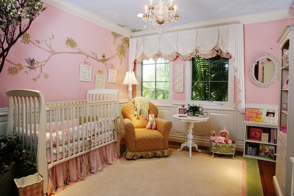 Cette photo montre une chambre d'enfant chic avec un mur rose.