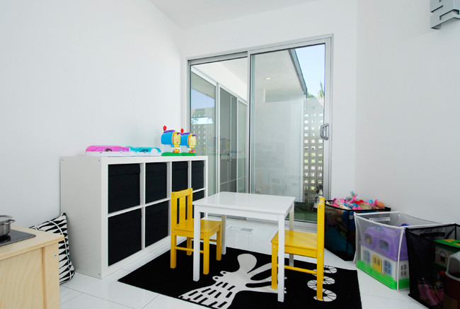 Mittelgroßes, Neutrales Modernes Kinderzimmer mit Spielecke, weißer Wandfarbe, Linoleum und weißem Boden in Orange County