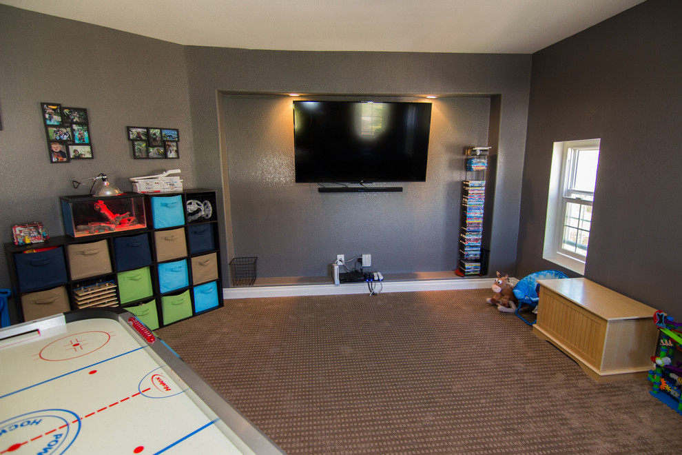 Mittelgroßes, Neutrales Klassisches Kinderzimmer mit Spielecke, grauer Wandfarbe und Teppichboden in Los Angeles