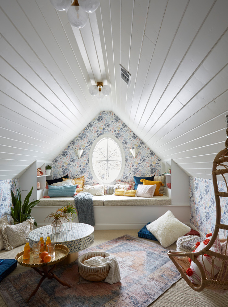 Immagine di una cameretta per bambini boho chic con pareti multicolore, moquette, soffitto in perlinato e carta da parati