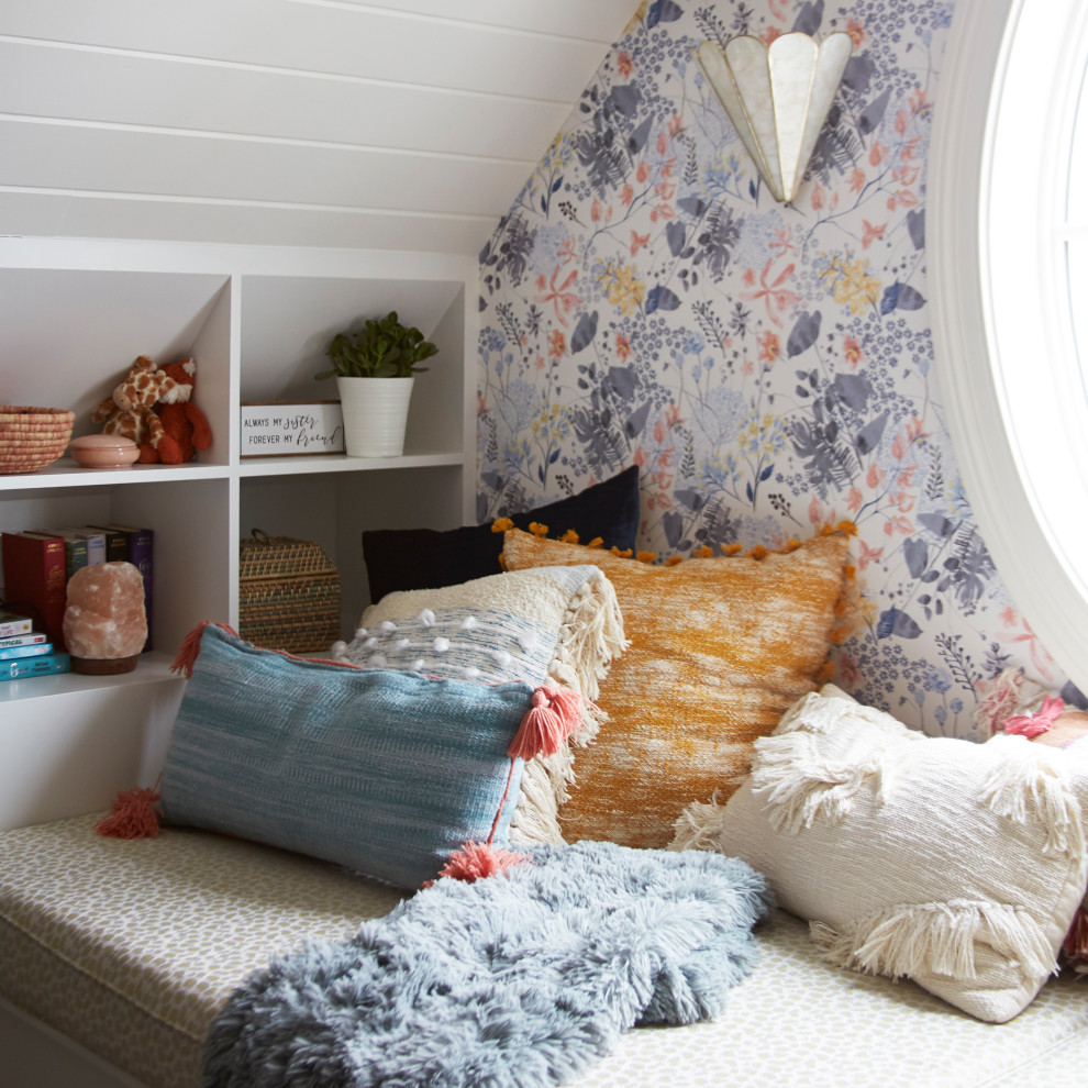 Cette photo montre une chambre d'ado éclectique avec un bureau, un mur multicolore, moquette, un plafond en lambris de bois et du papier peint.