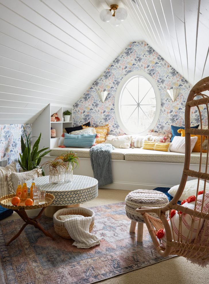 Ispirazione per una cameretta per bambini boho chic con pareti multicolore, moquette, soffitto in perlinato e carta da parati