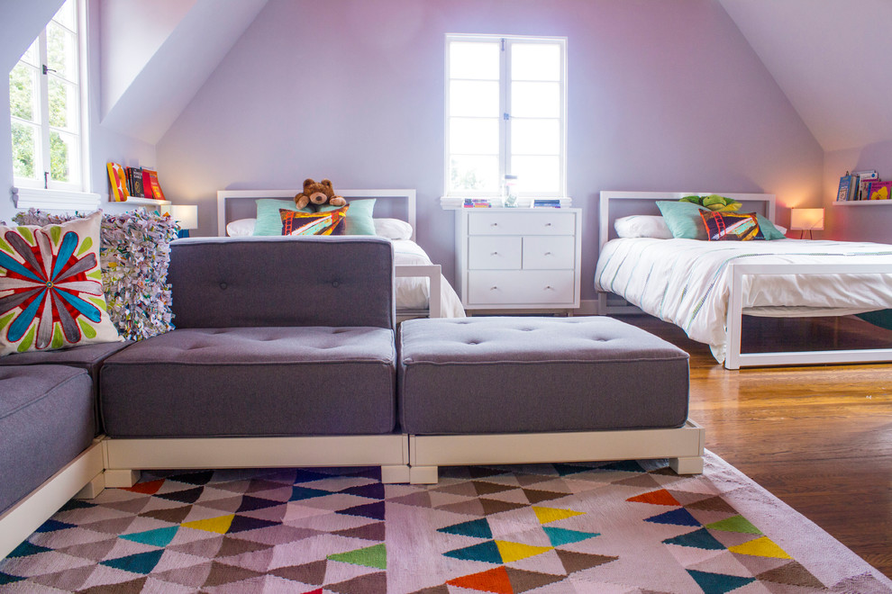 Inspiration för moderna tonårsrum kombinerat med sovrum, med vita väggar och mellanmörkt trägolv