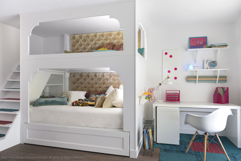 Idéer för att renovera ett mellanstort funkis barnrum kombinerat med sovrum, med vita väggar och mellanmörkt trägolv
