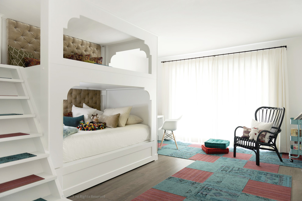 Foto di una cameretta per bambini design di medie dimensioni con pareti bianche e pavimento in legno massello medio