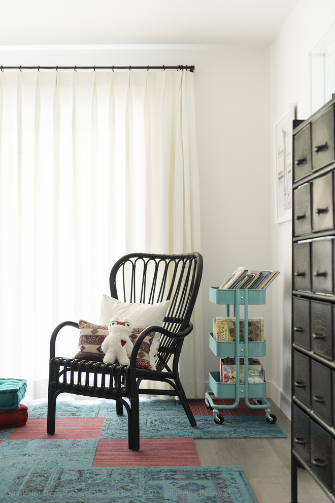 Diseño de dormitorio infantil contemporáneo de tamaño medio con paredes blancas y suelo de madera en tonos medios