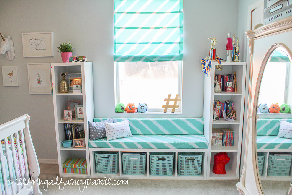 Foto på ett mellanstort funkis barnrum kombinerat med sovrum, med grå väggar och heltäckningsmatta