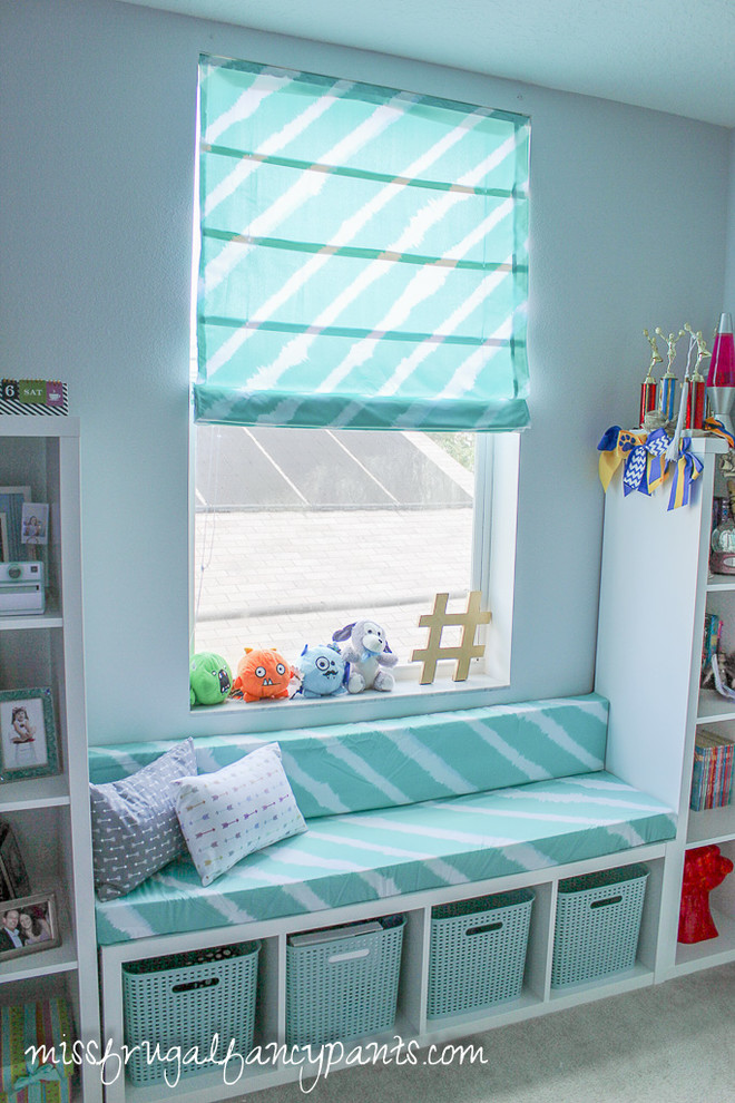 На фото: детская среднего размера в современном стиле с спальным местом, серыми стенами и ковровым покрытием для подростка, девочки с