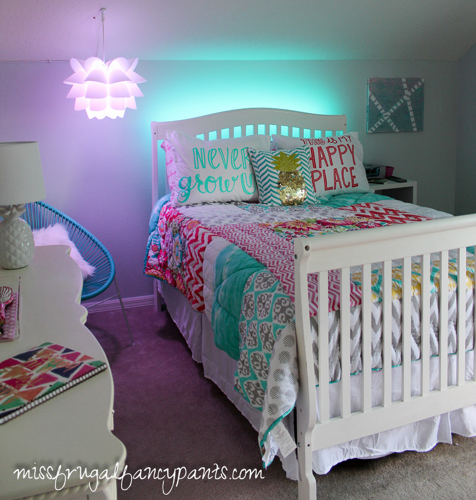 На фото: детская среднего размера в современном стиле с спальным местом, серыми стенами и ковровым покрытием для подростка, девочки