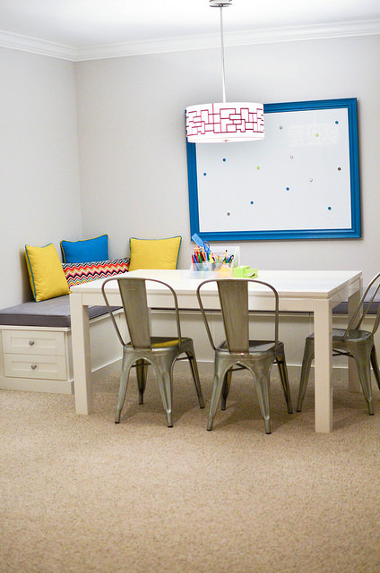 Cette photo montre une chambre neutre de 4 à 10 ans tendance avec un bureau.
