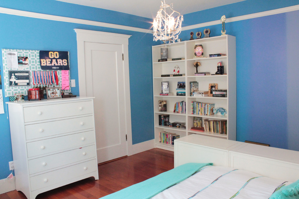 Exempel på ett eklektiskt flickrum kombinerat med sovrum och för 4-10-åringar, med flerfärgade väggar och mellanmörkt trägolv