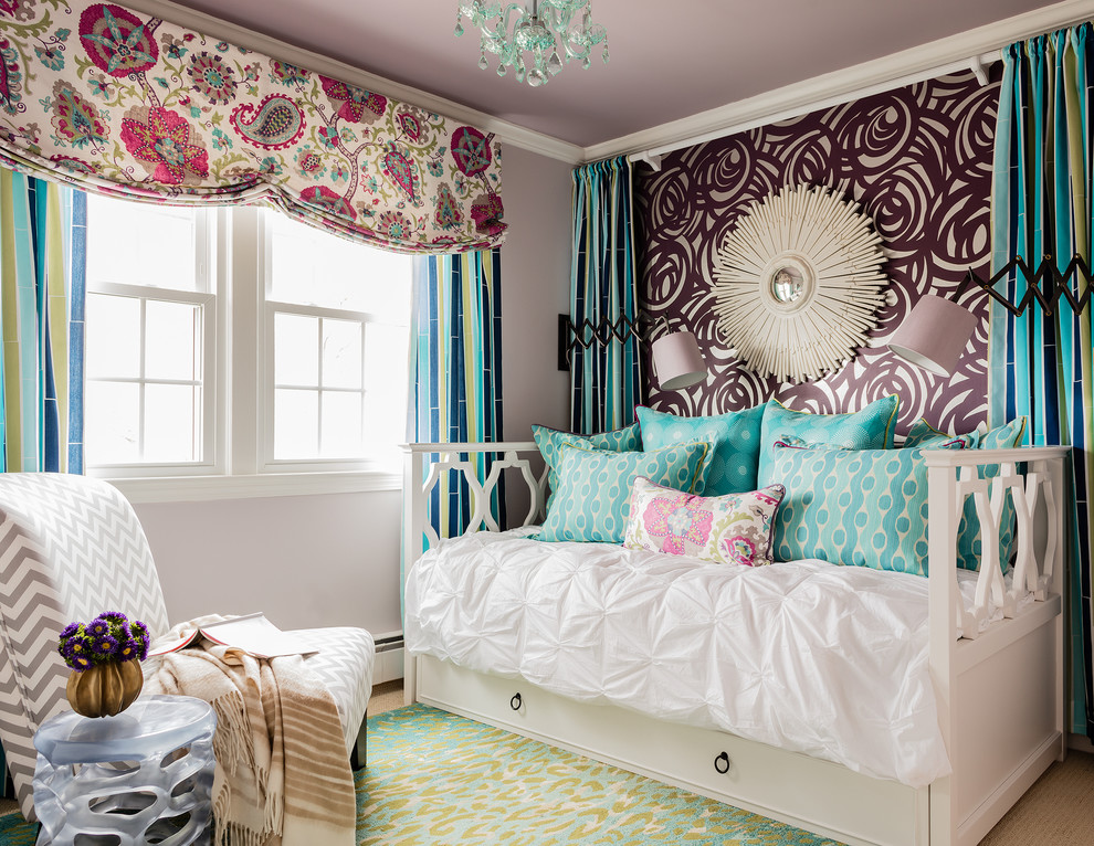 Exempel på ett klassiskt barnrum kombinerat med sovrum, med heltäckningsmatta och flerfärgade väggar