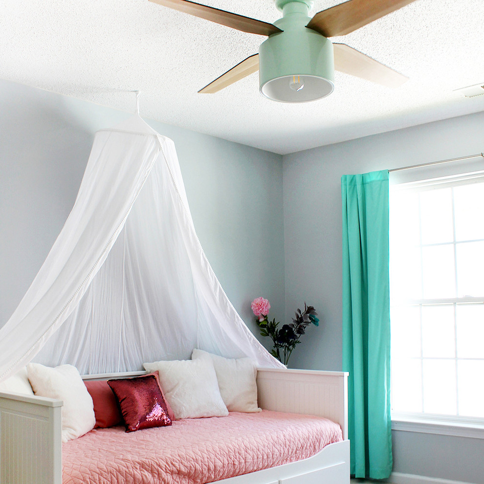 Imagen de dormitorio infantil de 4 a 10 años minimalista de tamaño medio con paredes azules, moqueta y suelo beige