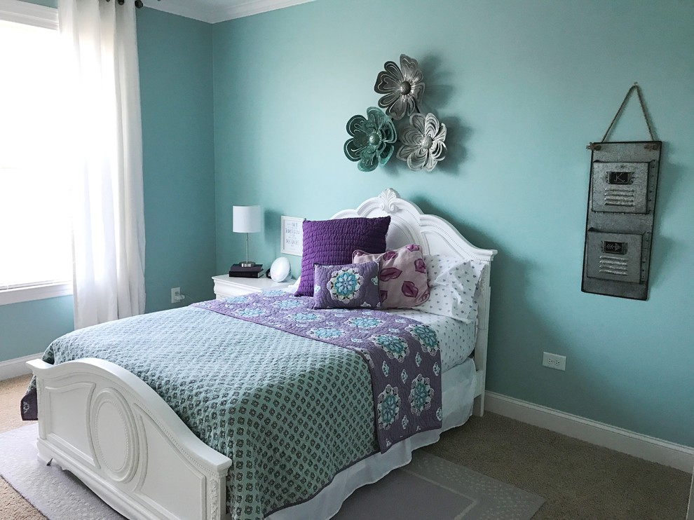 Inspiration för mellanstora shabby chic-inspirerade barnrum kombinerat med sovrum, med blå väggar och heltäckningsmatta