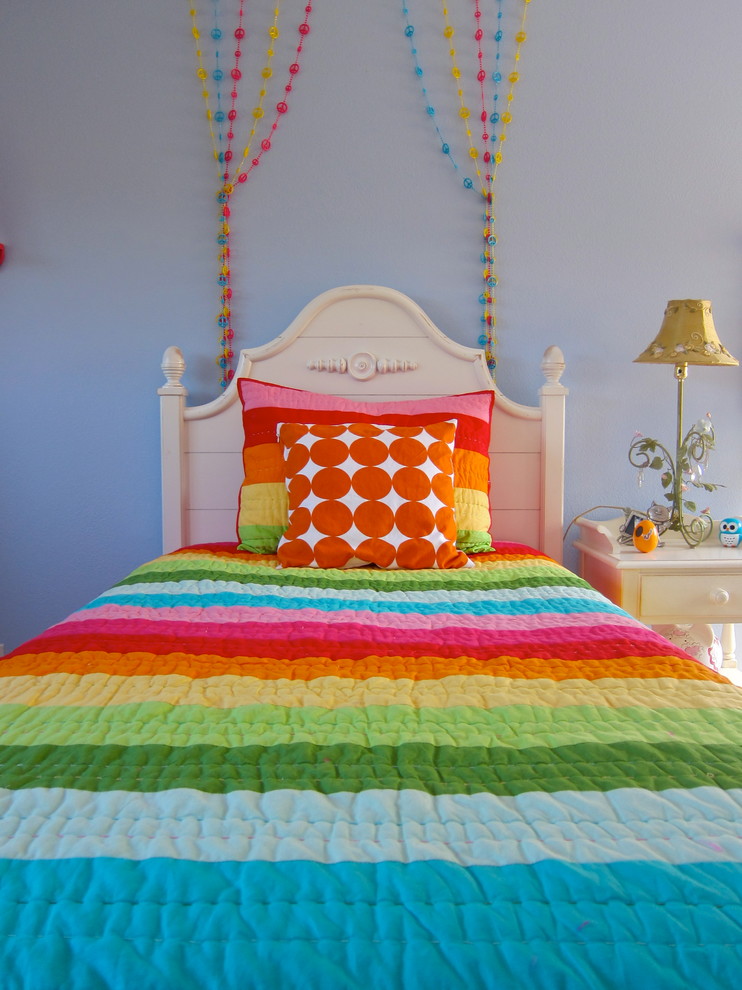 Idées déco pour une chambre d'enfant contemporaine avec un mur bleu.