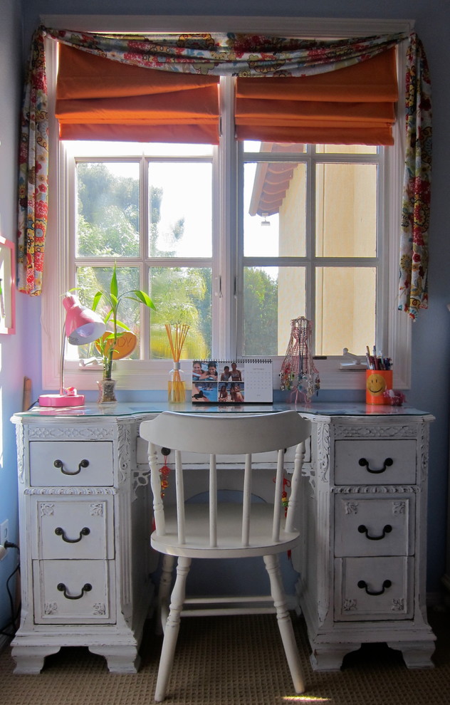 Idées déco pour une chambre d'enfant contemporaine avec un bureau, un mur bleu et moquette.