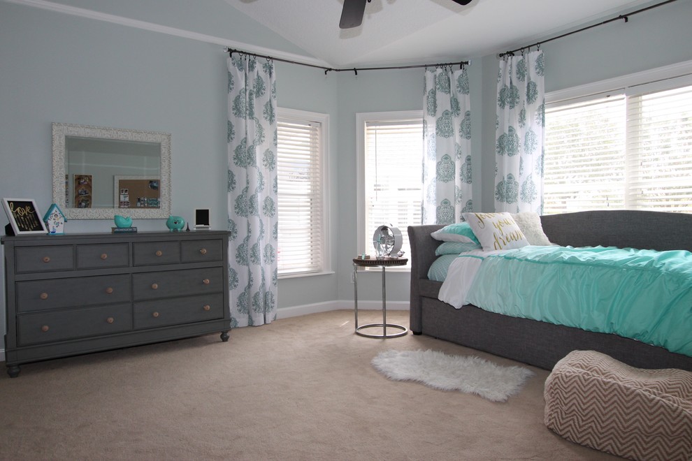 Ejemplo de dormitorio infantil clásico renovado de tamaño medio con paredes grises, moqueta y suelo beige