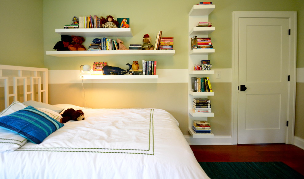 Aménagement d'une petite chambre d'enfant classique avec un sol en bois brun et un mur multicolore.