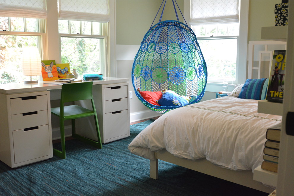 Imagen de dormitorio infantil clásico renovado pequeño con suelo de madera en tonos medios y paredes multicolor