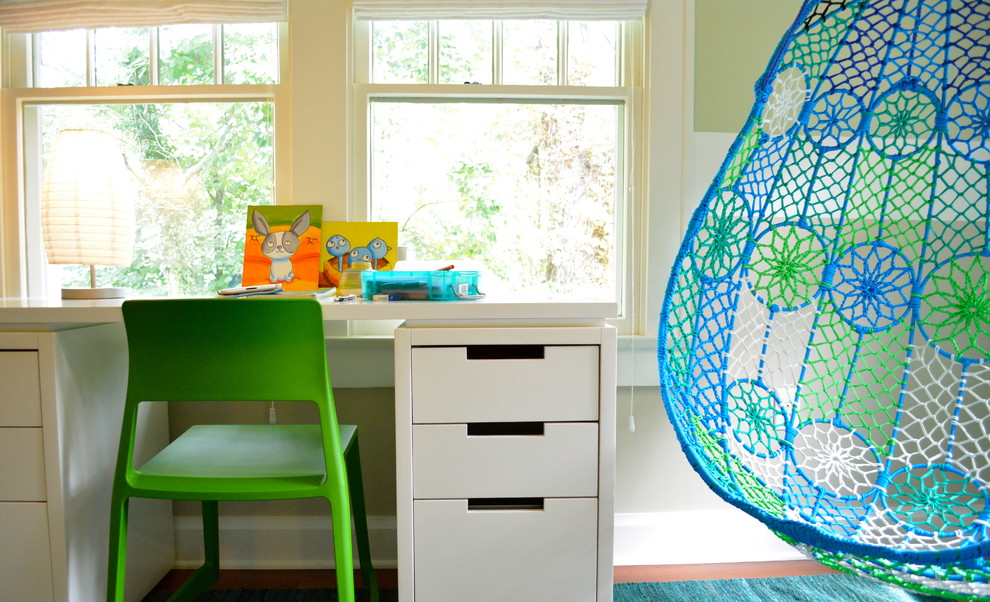 Idee per una piccola cameretta per bambini classica con pavimento in legno massello medio e pareti multicolore