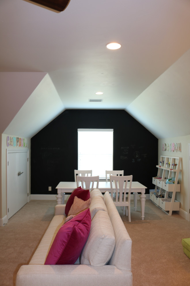 Ejemplo de dormitorio infantil tradicional renovado grande con paredes beige, moqueta y suelo beige