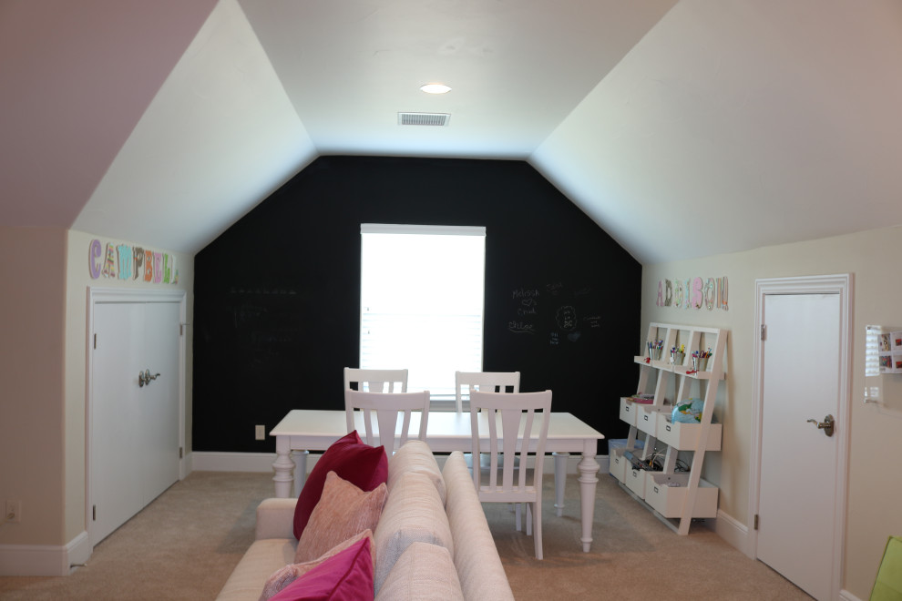 Exemple d'une grande chambre d'enfant chic avec un mur beige, moquette et un sol beige.